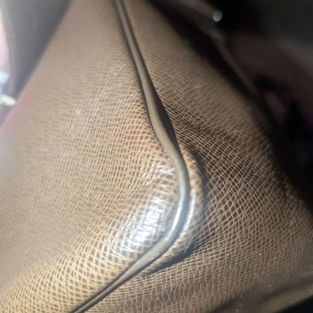 Authentic Yaranga Camera bag Louis Vuitton..Unisex